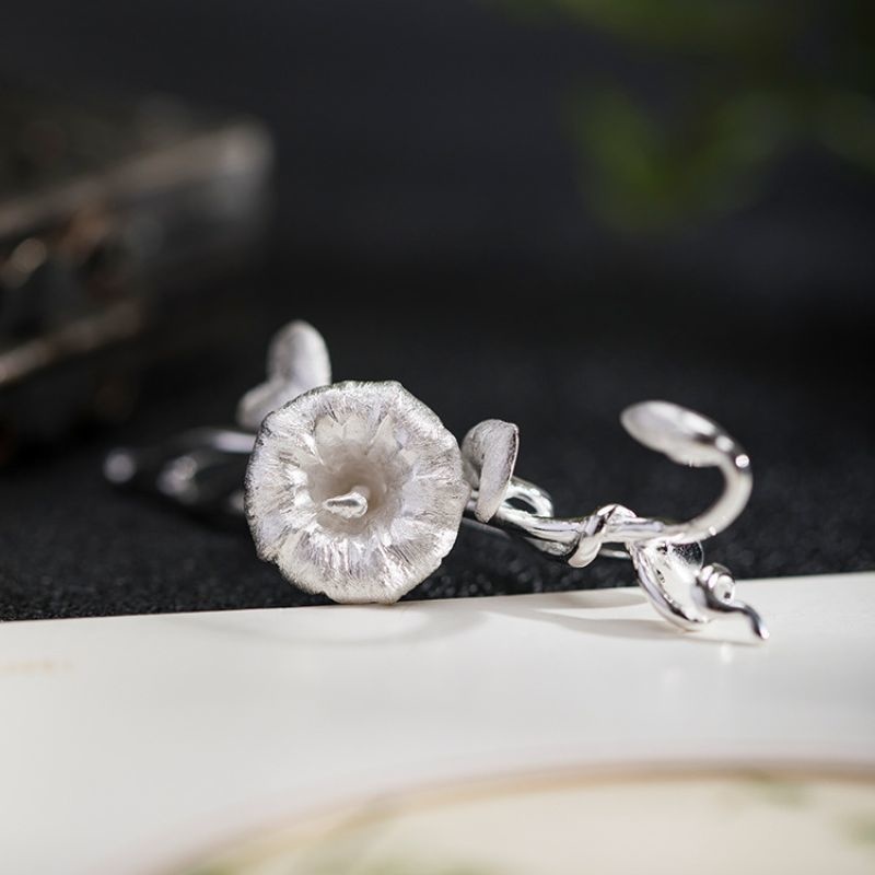 アサガオのブローチ - 日常の装いに華やかさや個性を添える C037