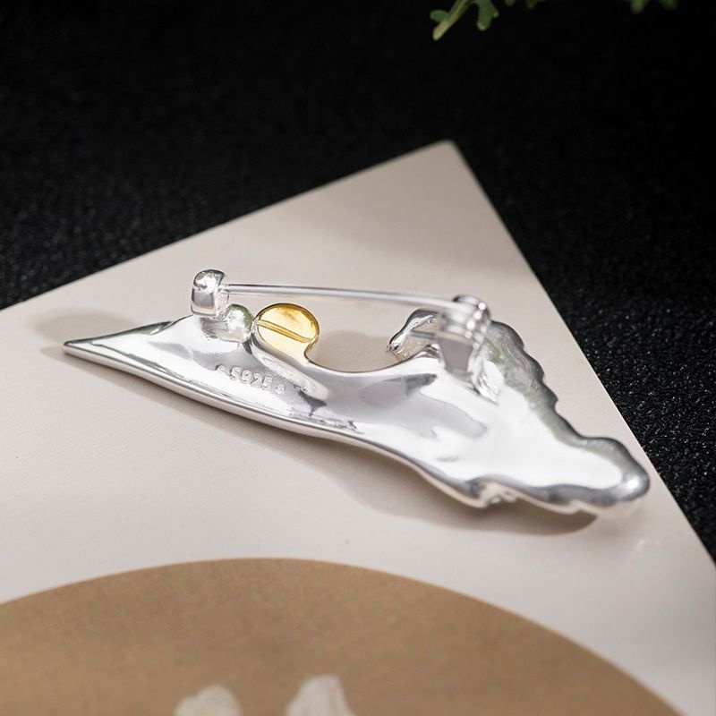 山々と波のブローチ - 特別な存在感を演出するおしゃれアイテム C038