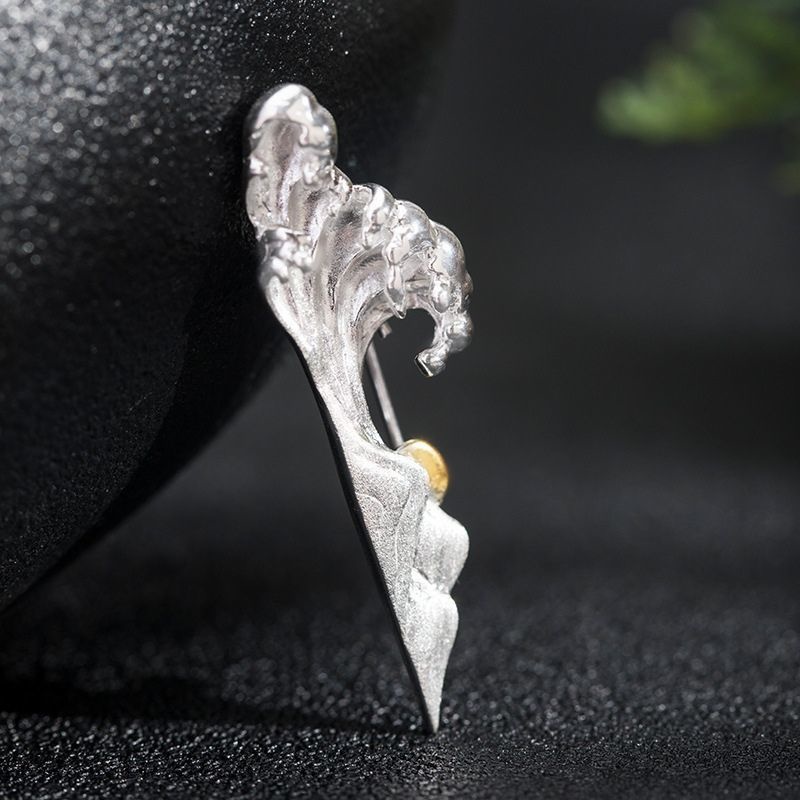 山々と波のブローチ - 特別な存在感を演出するおしゃれアイテム C038