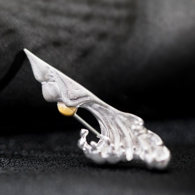 山々と波のブローチ - 特別な存在感を演出するおしゃれアイテム C038