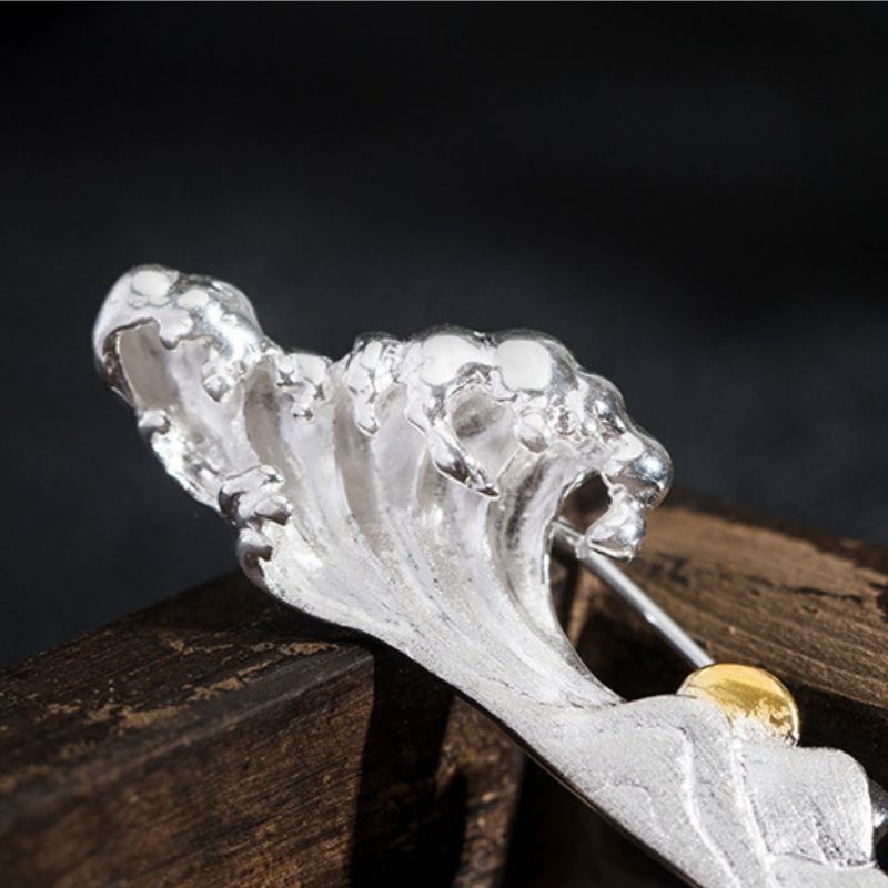 山々と波のブローチ - 特別な存在感を演出するおしゃれアイテム C038