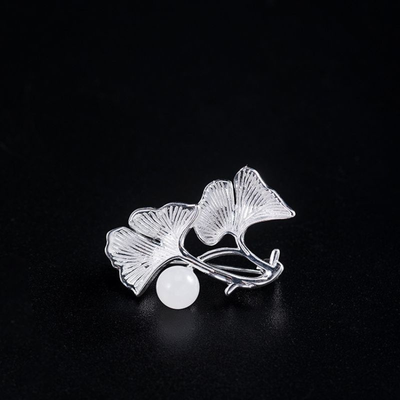 銀杏のブローチ - 着用するだけでコーディネートに華やかさをプラス C041