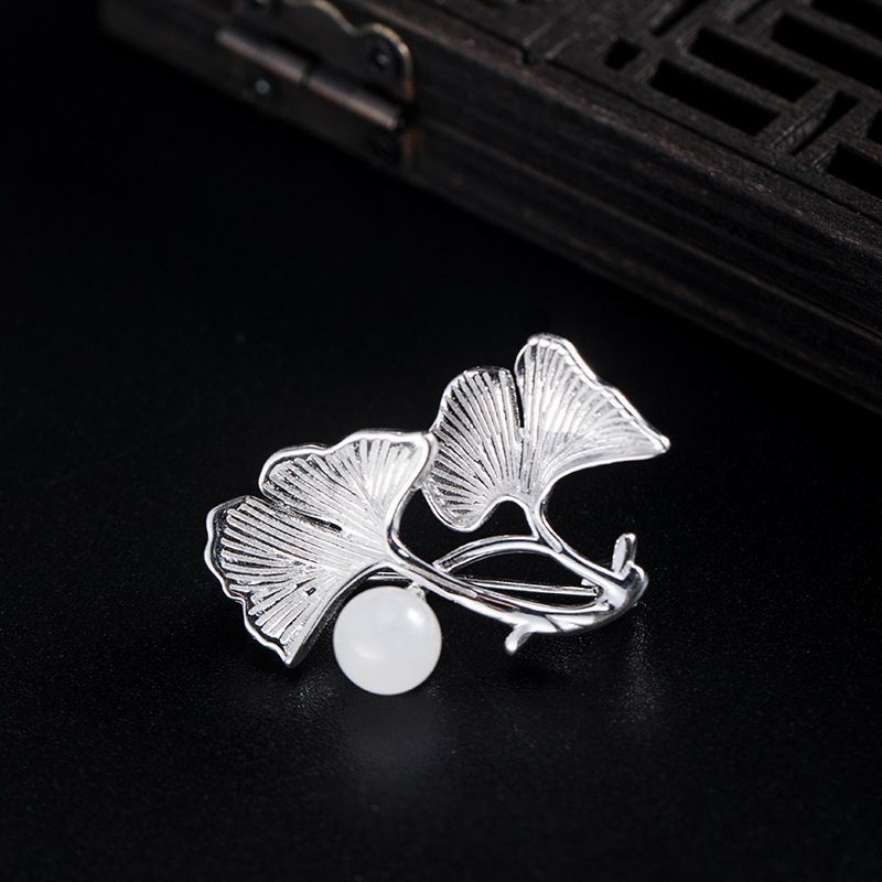 銀杏のブローチ - 着用するだけでコーディネートに華やかさをプラス C041