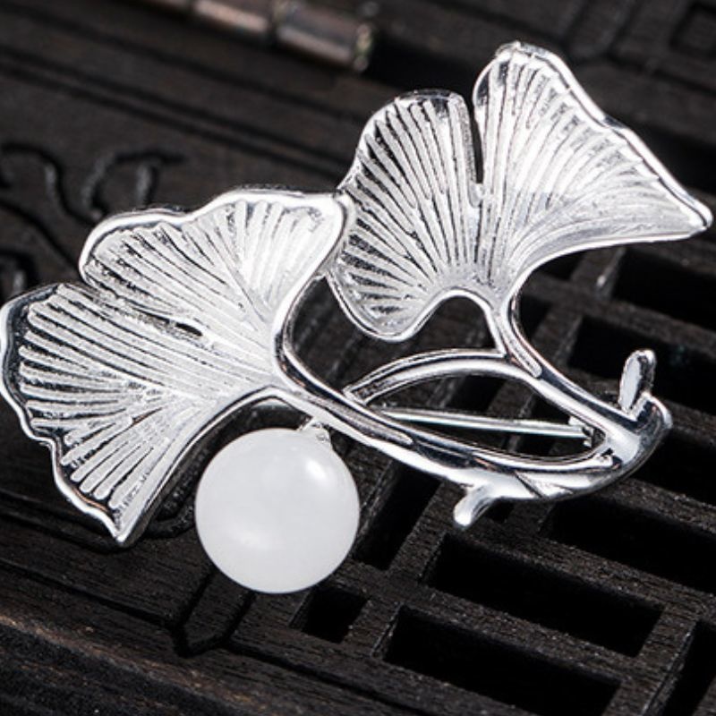 銀杏のブローチ - 着用するだけでコーディネートに華やかさをプラス C041