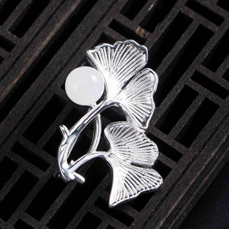 銀杏のブローチ - 着用するだけでコーディネートに華やかさをプラス C041