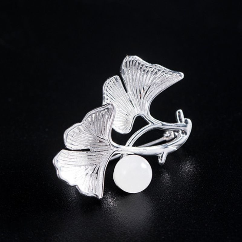 銀杏のブローチ - 着用するだけでコーディネートに華やかさをプラス C041