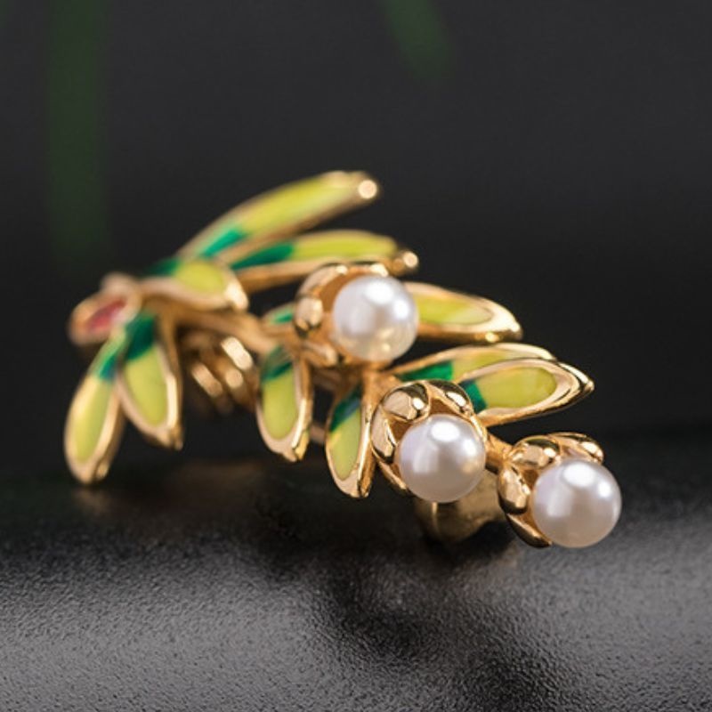 松の葉っぱのブローチ - 華やかさとエレガンスを演出するアクセサリー C042