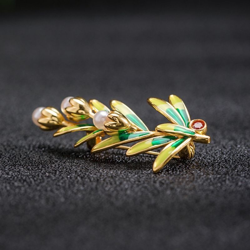 松の葉っぱのブローチ - 華やかさとエレガンスを演出するアクセサリー C042