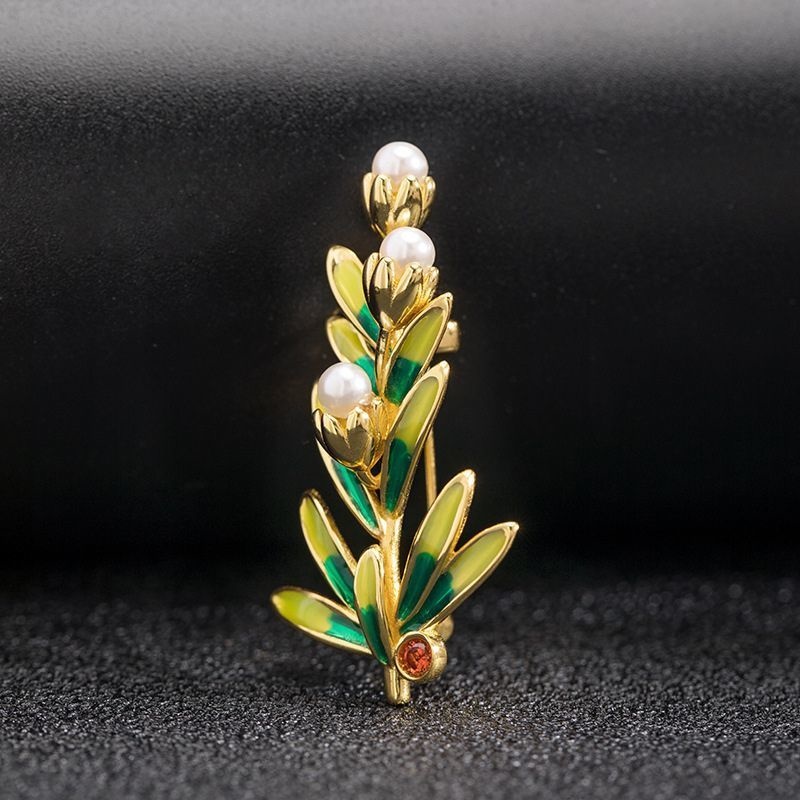 松の葉っぱのブローチ - 華やかさとエレガンスを演出するアクセサリー C042