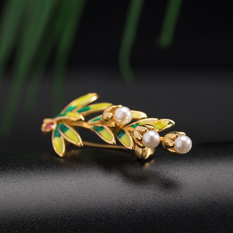 松の葉っぱのブローチ - 華やかさとエレガンスを演出するアクセサリー C042