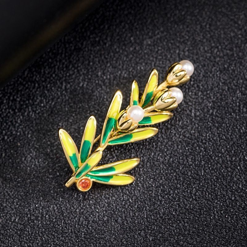 松の葉っぱのブローチ - 華やかさとエレガンスを演出するアクセサリー C042