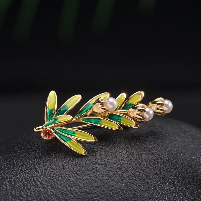 松の葉っぱのブローチ - 華やかさとエレガンスを演出するアクセサリー C042