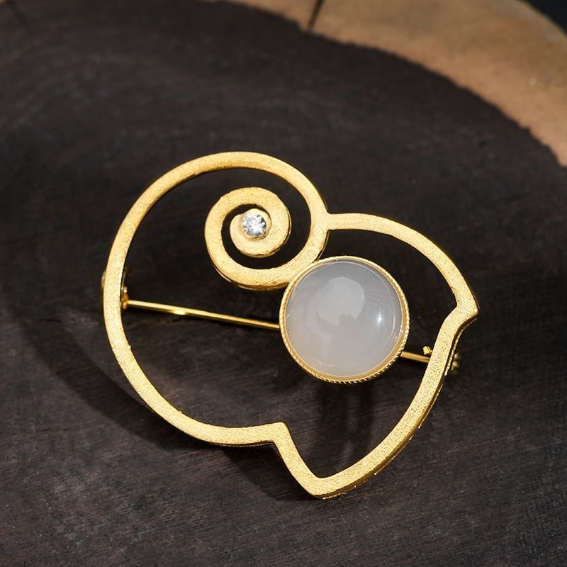 カメレオンのブローチ - 上品でありながらも遊び心を感じさせるデザイン C043