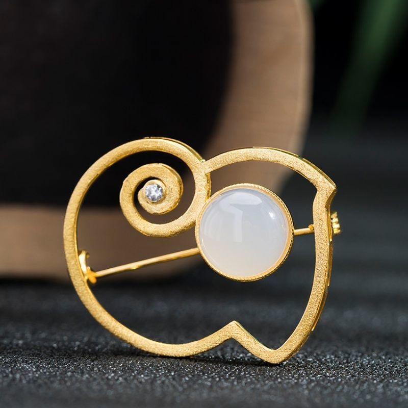 カメレオンのブローチ - 上品でありながらも遊び心を感じさせるデザイン C043