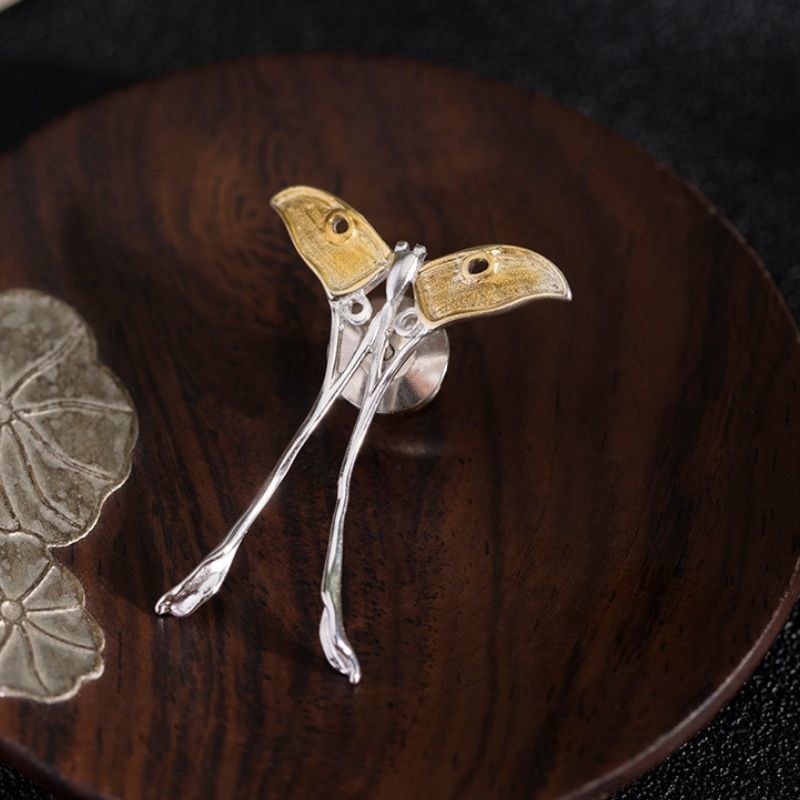 母の日に輝く蝶々ブローチ - 愛と幸せを象徴するアクセサリー C044