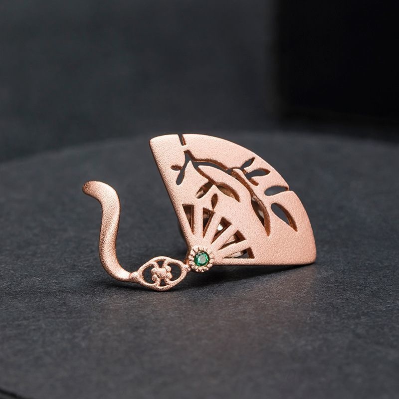 扇子のブローチ - 風情あるデザインでおしゃれを楽しむ C046