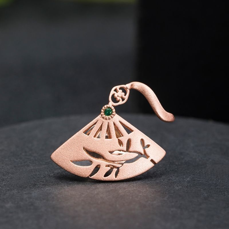 扇子のブローチ - 風情あるデザインでおしゃれを楽しむ C046