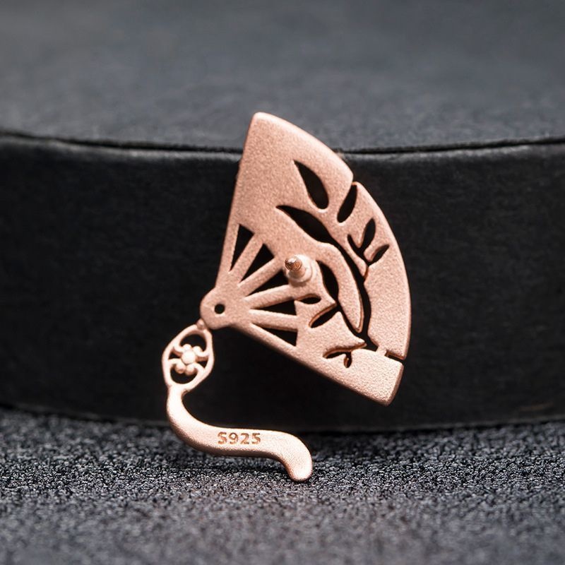 扇子のブローチ - 風情あるデザインでおしゃれを楽しむ C046