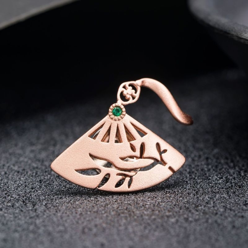 扇子のブローチ - 風情あるデザインでおしゃれを楽しむ C046