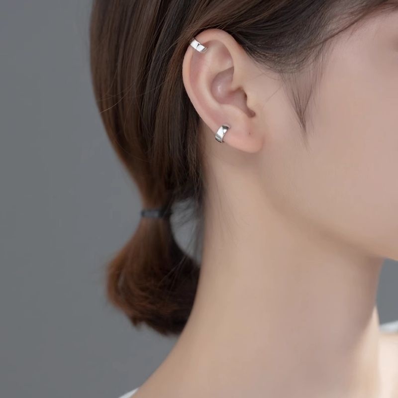 'メタリックなイヤーカフ - 3色展開したシンプルなアクセサリー i028