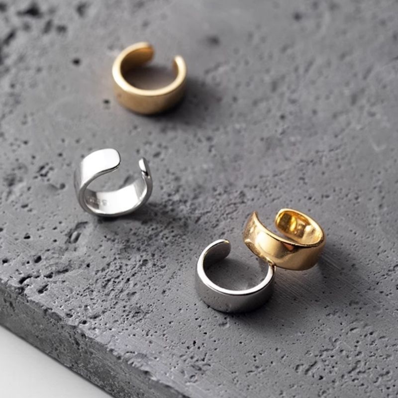 'メタリックなイヤーカフ - 3色展開したシンプルなアクセサリー i028