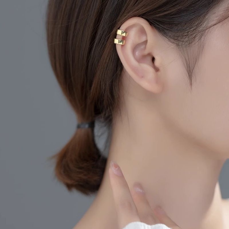 'メタリックなイヤーカフ - 3色展開したシンプルなアクセサリー i028