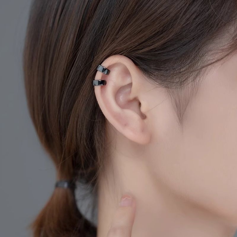 'メタリックなイヤーカフ - 3色展開したシンプルなアクセサリー i028