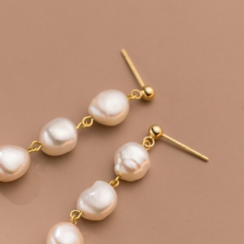 バロックパールのピアス - 耳元で揺れるたびに繊細な光沢を放ち P141
