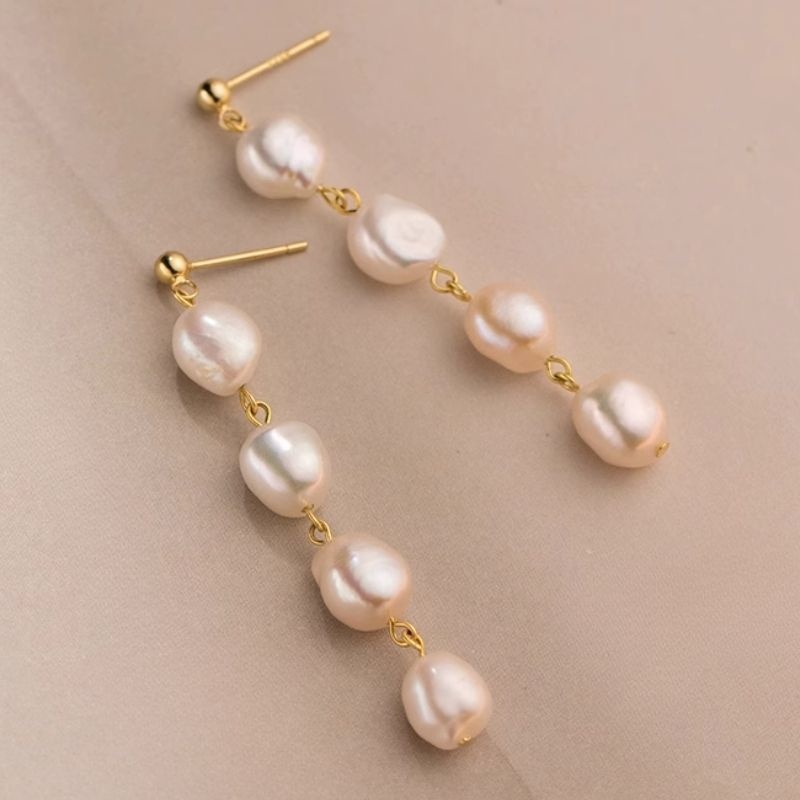 バロックパールのピアス - 耳元で揺れるたびに繊細な光沢を放ち P141