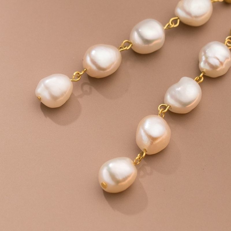 バロックパールのピアス - 耳元で揺れるたびに繊細な光沢を放ち P141