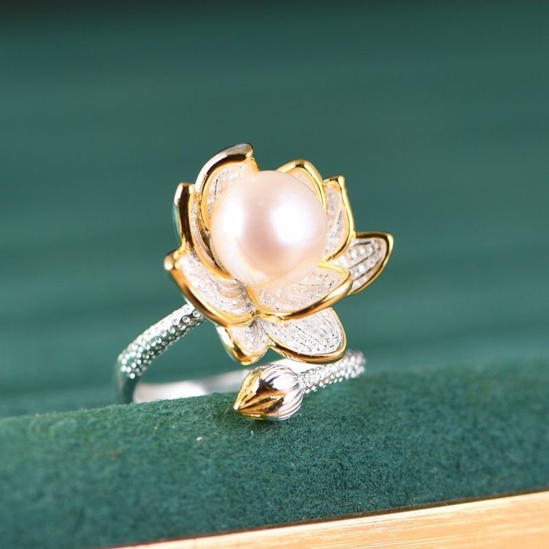 蓮の花のリング - パールが華やかさを添え、装いを引き立てる R216