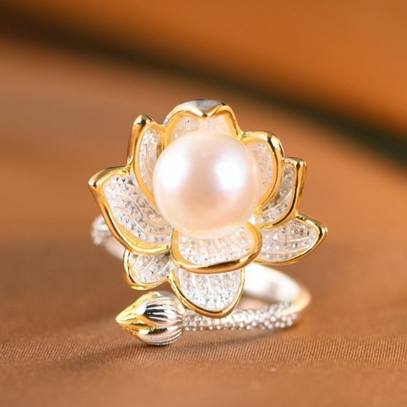 蓮の花のリング - パールが華やかさを添え、装いを引き立てる R216