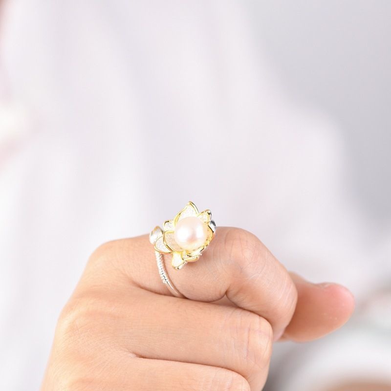 蓮の花のリング - パールが華やかさを添え、装いを引き立てる R216