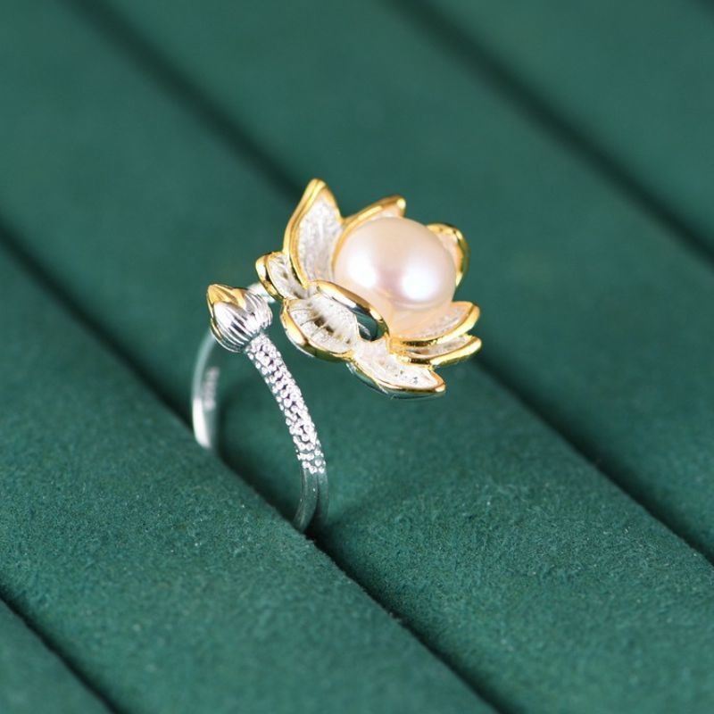 蓮の花のリング - パールが華やかさを添え、装いを引き立てる R216