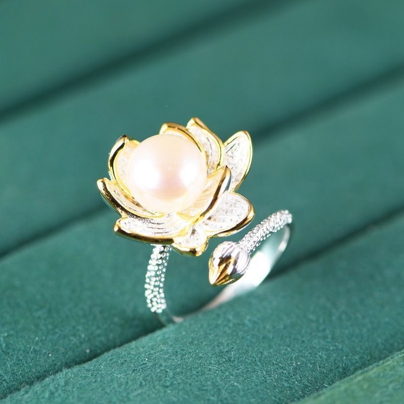 蓮の花のリング - パールが華やかさを添え、装いを引き立てる R216