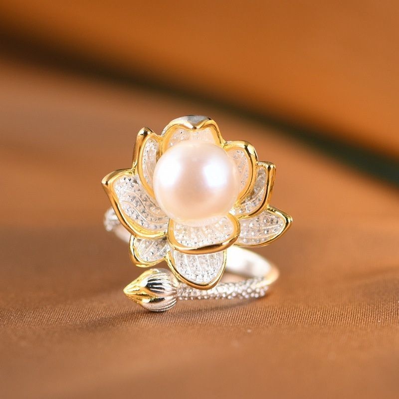 蓮の花のリング - パールが華やかさを添え、装いを引き立てる R216
