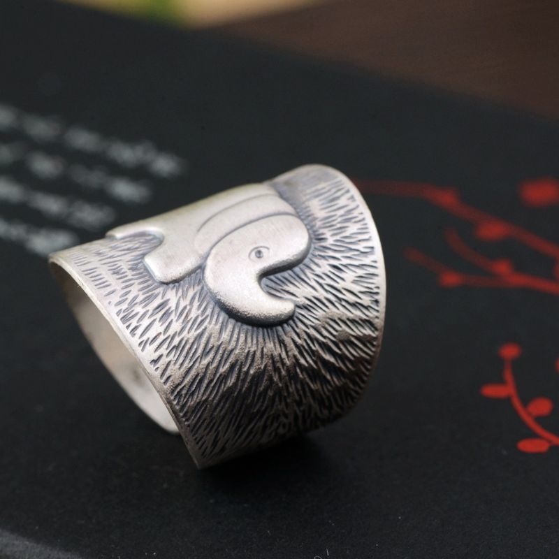 象モチーフのリング - 繊細な彫刻や細部までこだわった装飾を施す R222