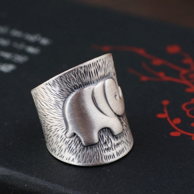 象モチーフのリング - 繊細な彫刻や細部までこだわった装飾を施す R222