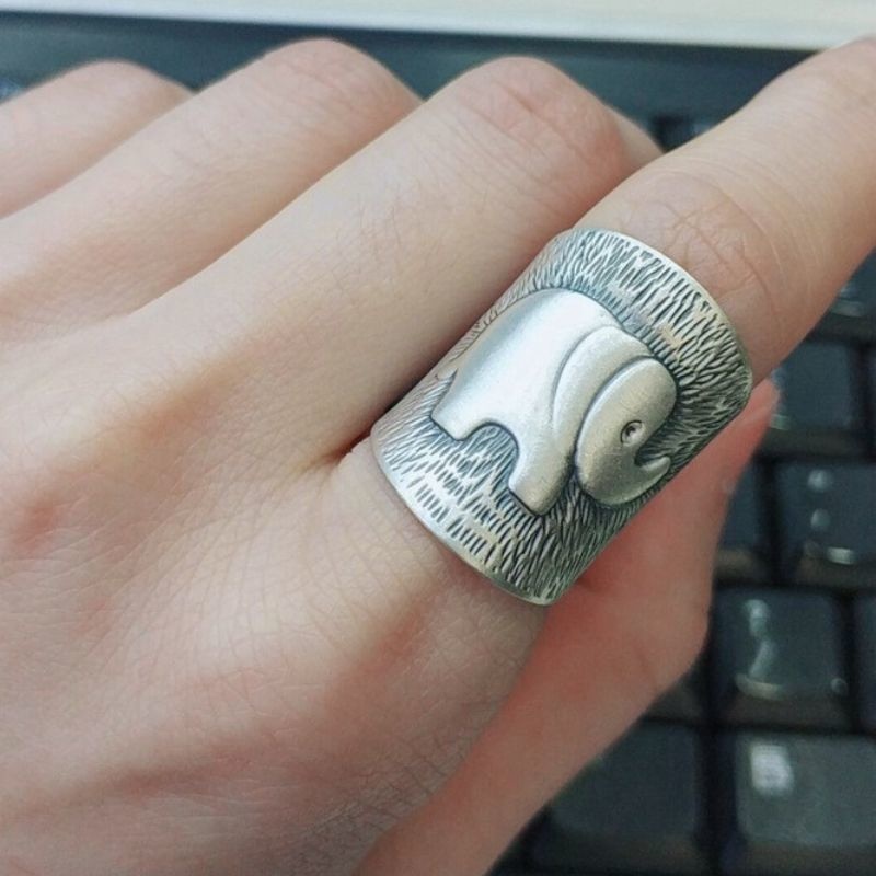 象モチーフのリング - 繊細な彫刻や細部までこだわった装飾を施す R222