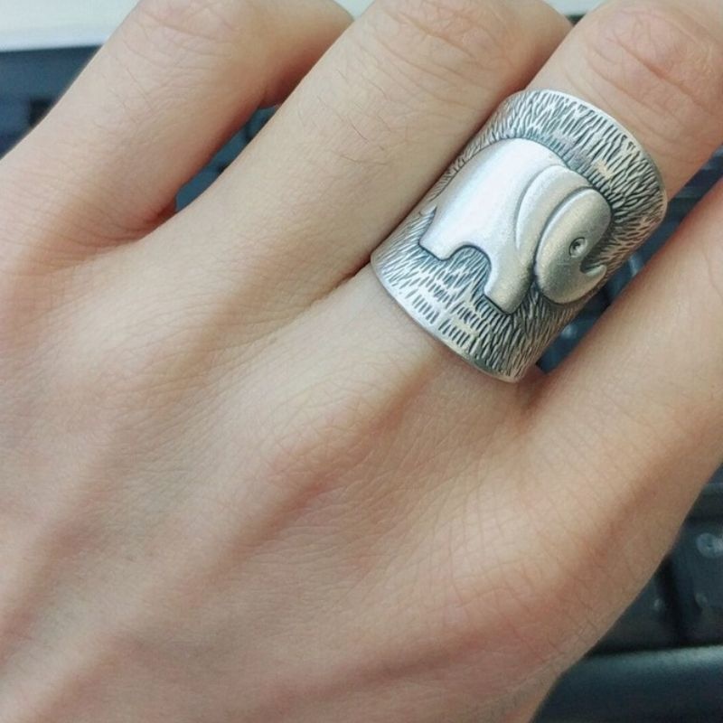 象モチーフのリング - 繊細な彫刻や細部までこだわった装飾を施す R222