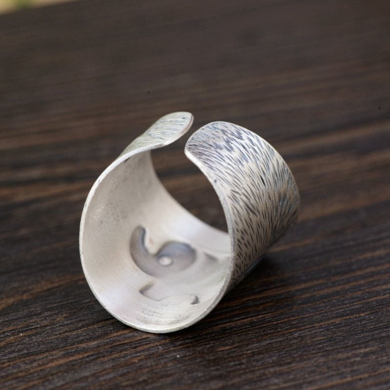 象モチーフのリング - 繊細な彫刻や細部までこだわった装飾を施す R222