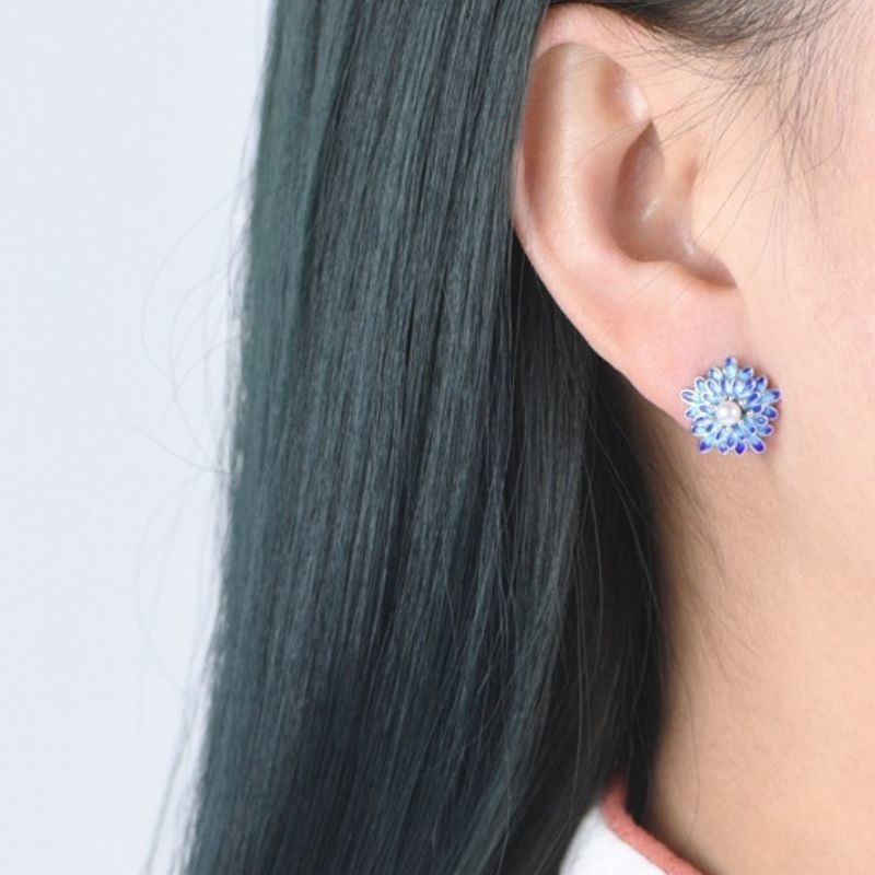 ダリアのピアス- 花びら一枚一枚に七宝焼を施した上品な一品 P153