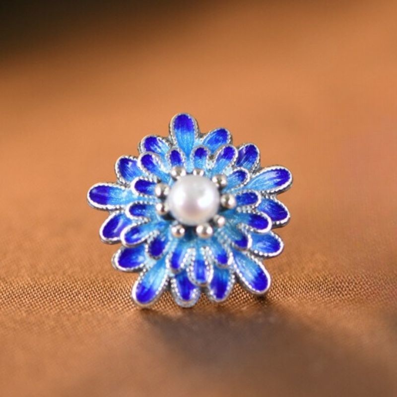 ダリアのピアス- 花びら一枚一枚に七宝焼を施した上品な一品 P153