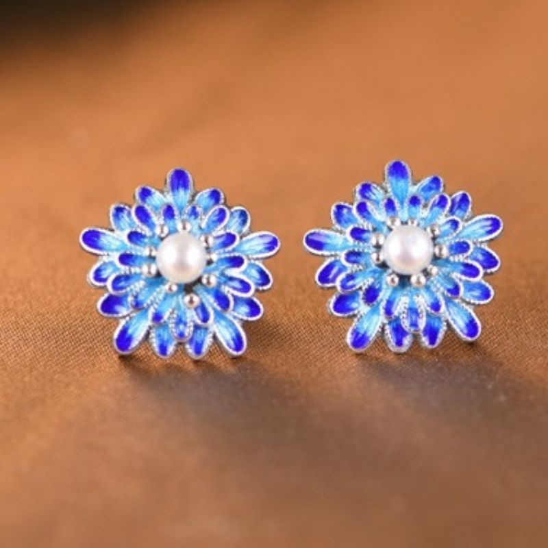 ダリアのピアス- 花びら一枚一枚に七宝焼を施した上品な一品 P153