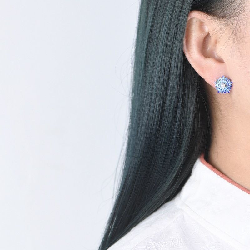 ダリアのピアス- 花びら一枚一枚に七宝焼を施した上品な一品 P153