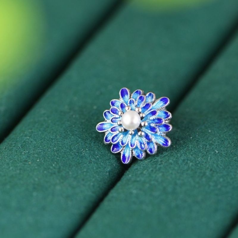 ダリアのピアス- 花びら一枚一枚に七宝焼を施した上品な一品 P153