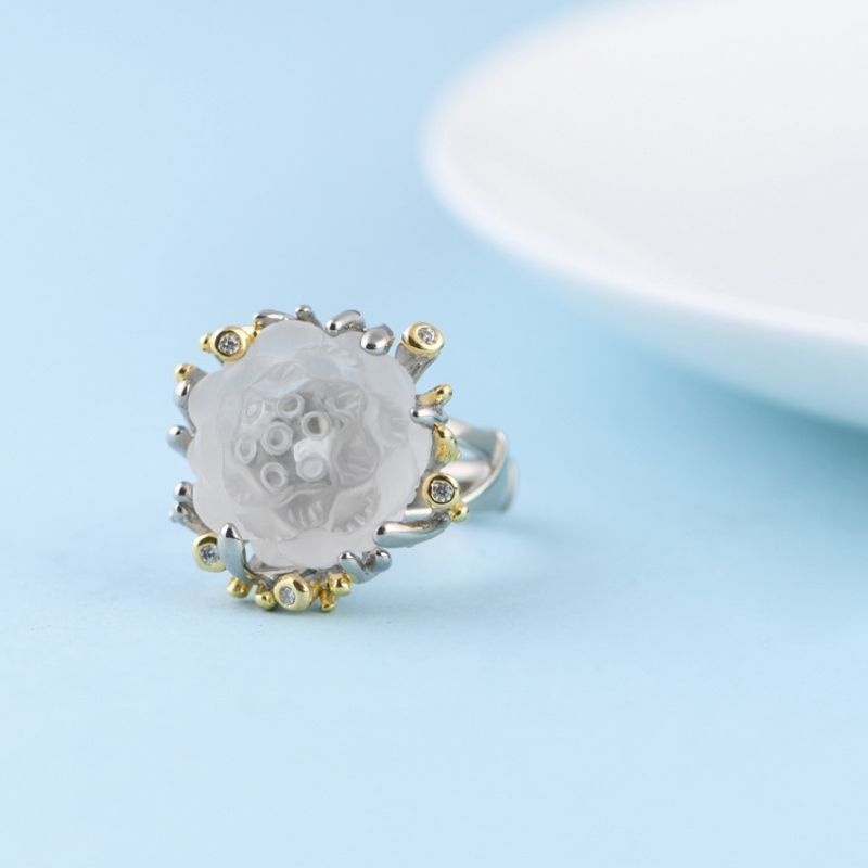 蓮の花のリング - 水晶の透明感と蓮の花の優雅さが調和した逸品 R337