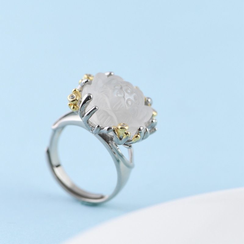 蓮の花のリング - 水晶の透明感と蓮の花の優雅さが調和した逸品 R337