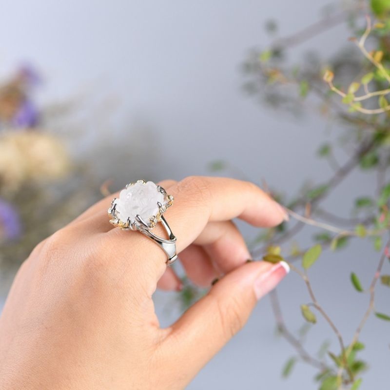蓮の花のリング - 水晶の透明感と蓮の花の優雅さが調和した逸品 R337
