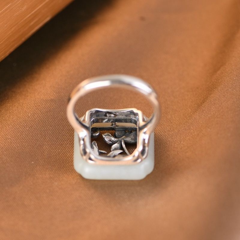 蓮の花と鯉のリング - 光の反射によって輝きが増し、手元に華やかを添え R334